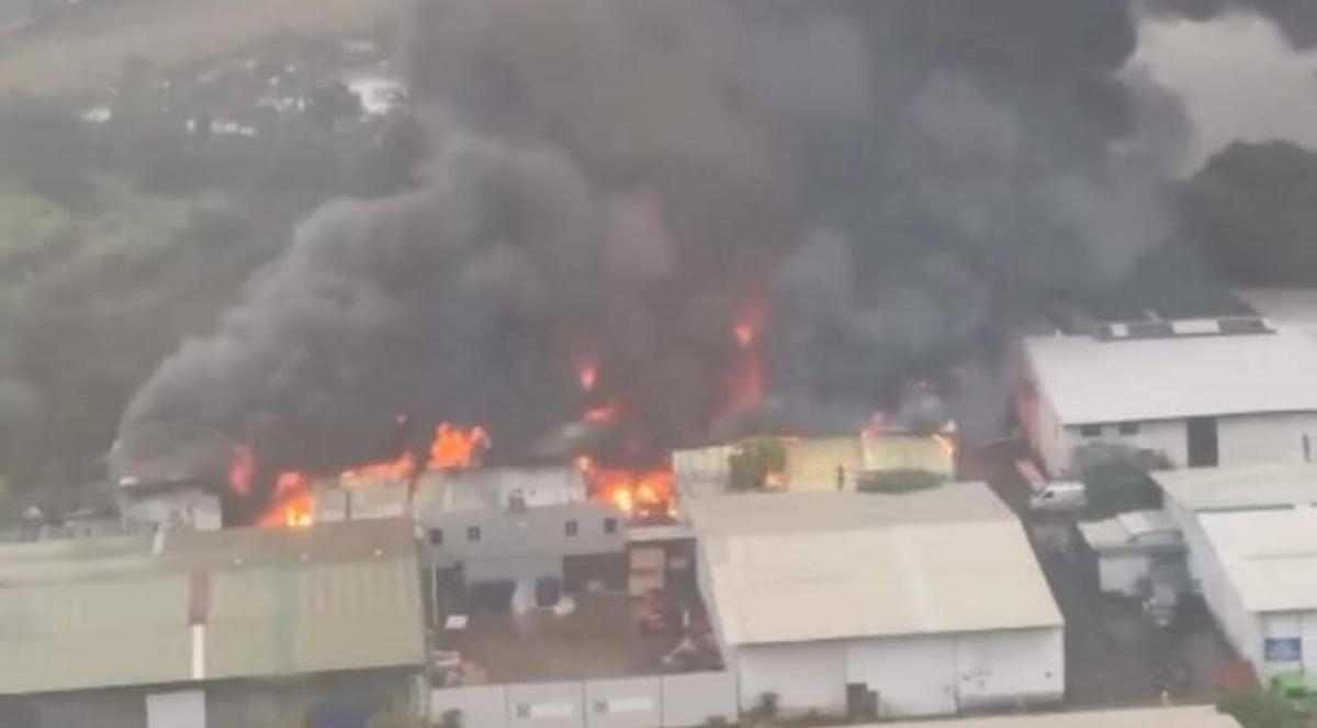 Cháy lớn tại kho xưởng ở Hà Đông