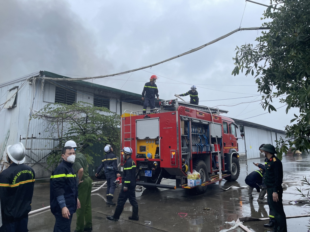 Cháy dữ dội 800m2 kho sơn ở Hà Đông (Hà Nội), 1 người thiệt mạng - Ảnh 10.