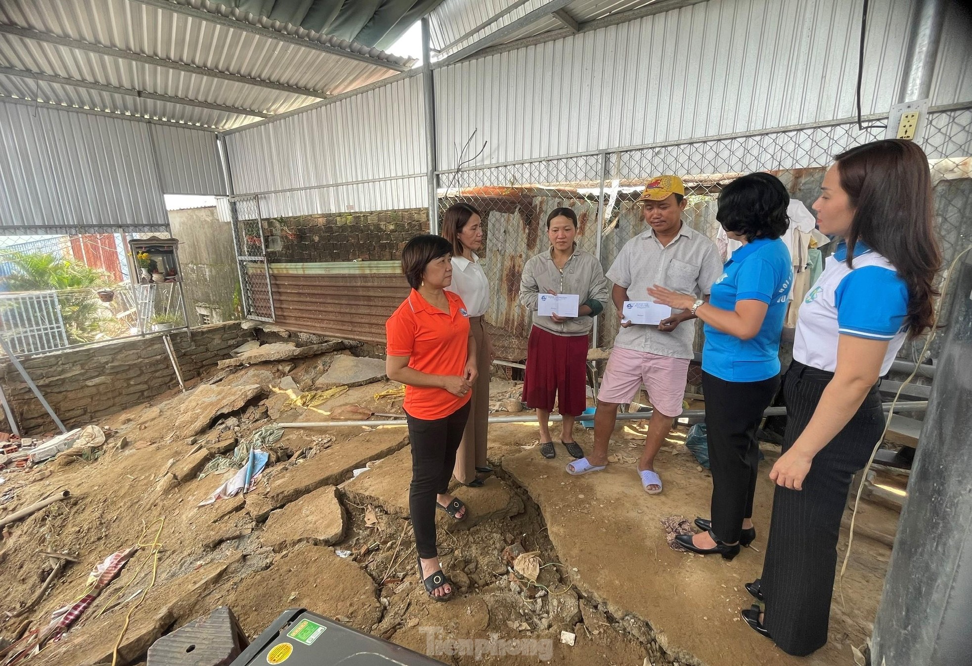 Xót xa người phụ nữ bới bùn đất tìm tài sản sau trận mưa lũ lịch sử - Ảnh 11.