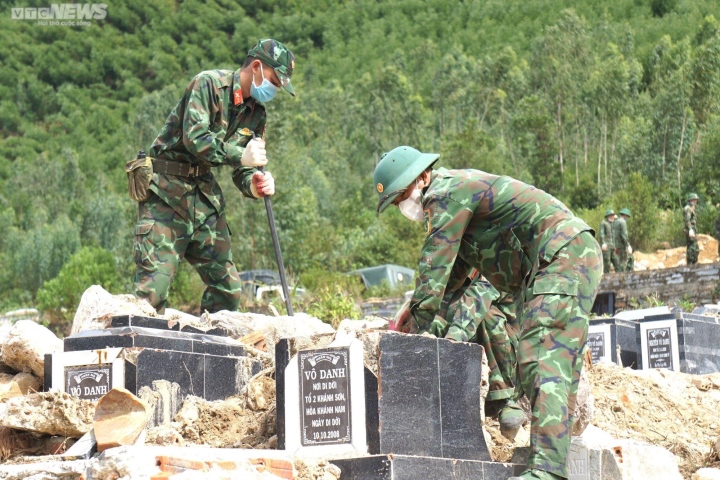 800 chiến sỹ vác đá, đào đất tìm mộ bị lũ vùi lấp ở nghĩa trang lớn nhất Đà Nẵng - Ảnh 3.