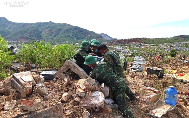 800 chiến sỹ vác đá, đào đất tìm mộ bị lũ vùi lấp ở nghĩa trang lớn nhất Đà Nẵng - Ảnh 8.