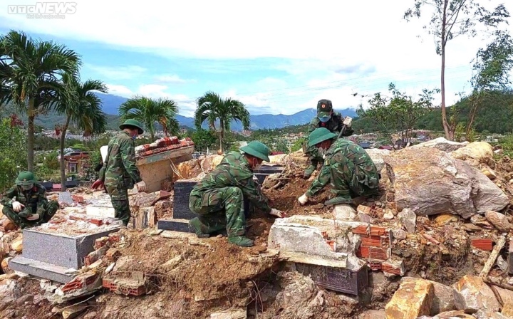 800 chiến sỹ vác đá, đào đất tìm mộ bị lũ vùi lấp ở nghĩa trang lớn nhất Đà Nẵng - Ảnh 7.
