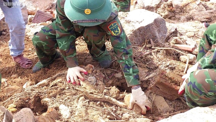 800 chiến sỹ vác đá, đào đất tìm mộ bị lũ vùi lấp ở nghĩa trang lớn nhất Đà Nẵng - Ảnh 4.