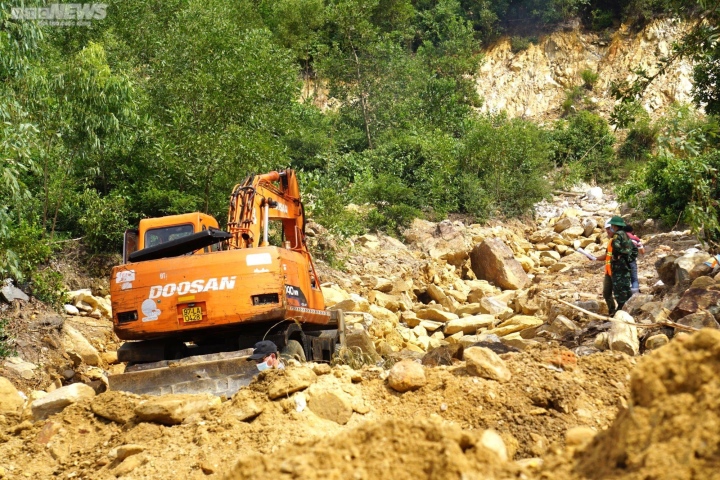 800 chiến sỹ vác đá, đào đất tìm mộ bị lũ vùi lấp ở nghĩa trang lớn nhất Đà Nẵng - Ảnh 9.