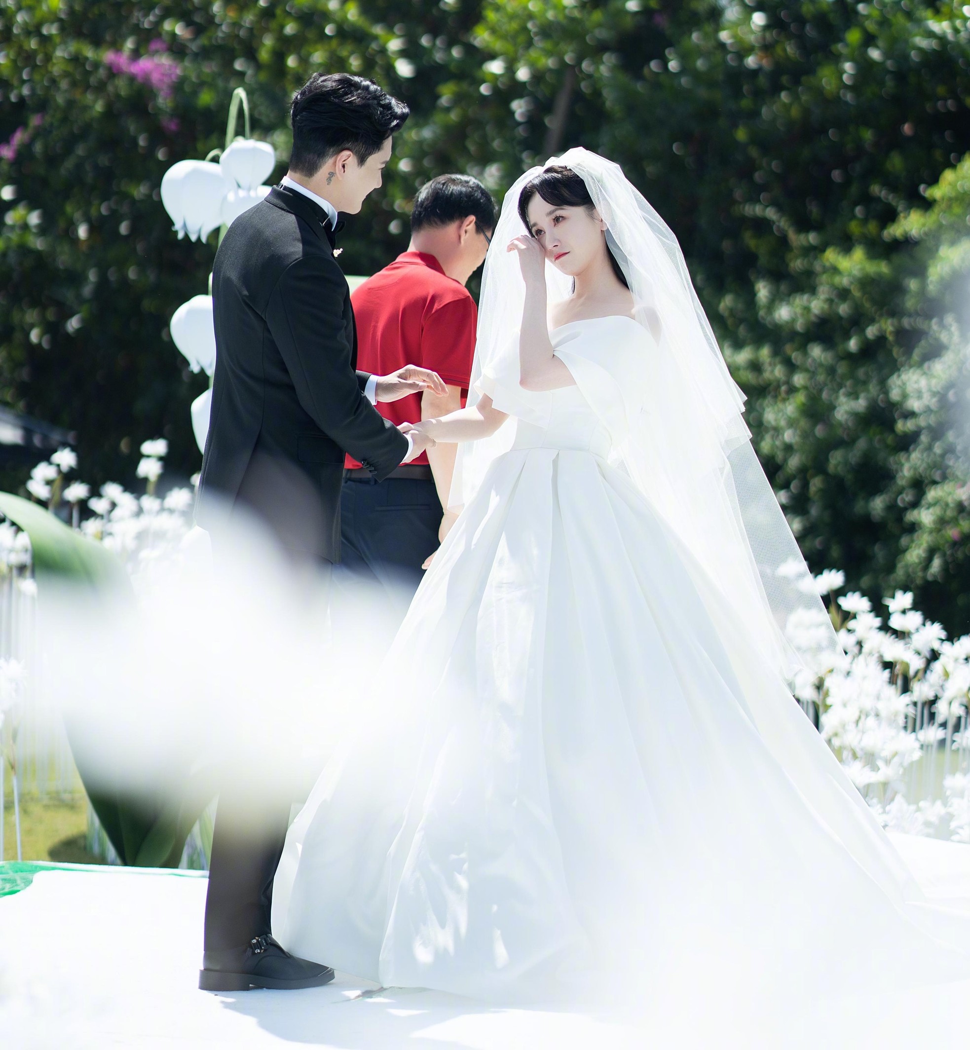 Lễ cưới triệu USD của Trương Mông là một sự kiện rực rỡ và hoành tráng. Hãy để bức ảnh đưa bạn trở lại ngày hôm đó và trải nghiệm cảm giác đặc biệt của một buổi tiệc kỉ niệm. Bạn sẽ cảm thấy như mình đang sống trong một thế giới hoàng gia.