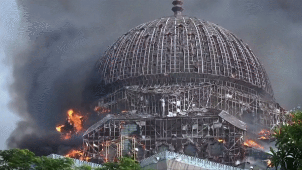 Mái vòm khổng lồ của đền thờ Indonesia sụp đổ trong khói lửa - Ảnh 1.