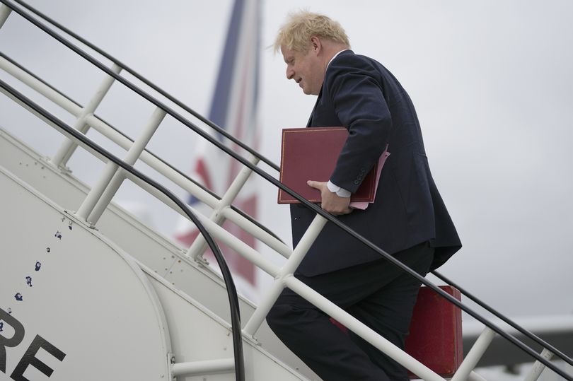 Ông Boris Johnson gấp rút bay về Anh giữa tin đồn sắp tham gia cuộc đua thủ tướng - Ảnh 1.