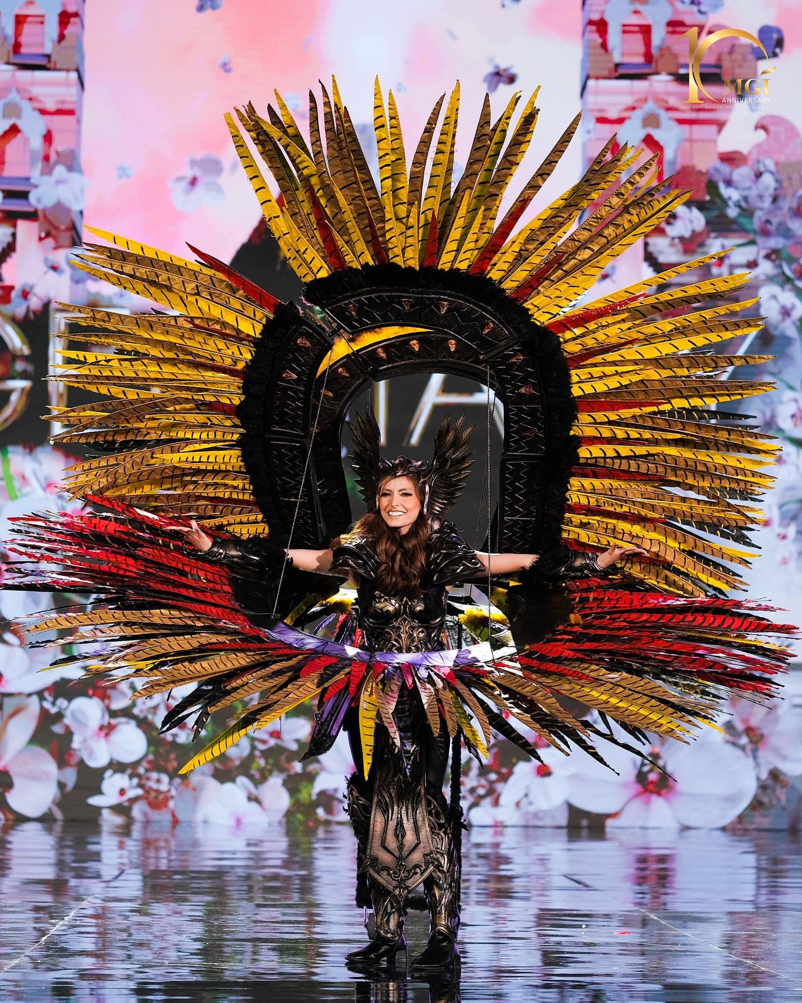 Trang phục dân tộc cồng kềnh ở Hoa hậu Hòa bình - Ảnh 7.