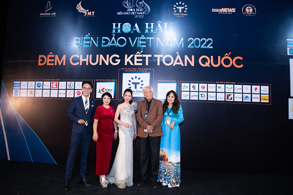 Dàn sao hội ngộ trên thảm đỏ Hoa hậu Biển đảo Việt Nam 2022 - Ảnh 1.