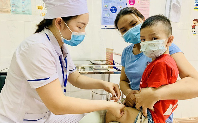 Hà Nội triển khai tiêm vaccine bại liệt IPV mũi 2 cho trẻ dưới 1 tuổi trong chương trình tiêm chủng mở rộng - Ảnh 1.