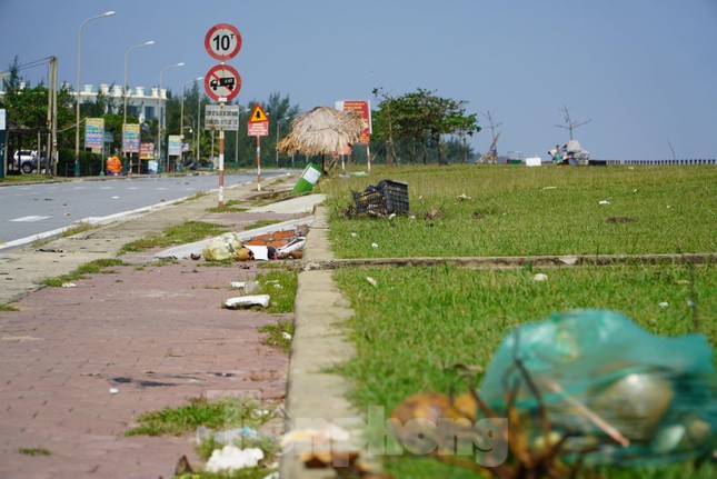 Hàng tấn rác thải trôi dạt, 'bủa vây' bờ biển du lịch nổi tiếng ở Hà Tĩnh - Ảnh 2.