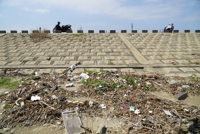 Hàng tấn rác thải trôi dạt, 'bủa vây' bờ biển du lịch nổi tiếng ở Hà Tĩnh - Ảnh 7.