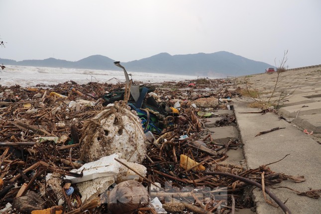 Hàng tấn rác thải trôi dạt, 'bủa vây' bờ biển du lịch nổi tiếng ở Hà Tĩnh - Ảnh 4.