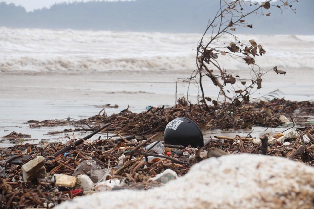 Hàng tấn rác thải trôi dạt, 'bủa vây' bờ biển du lịch nổi tiếng ở Hà Tĩnh - Ảnh 8.