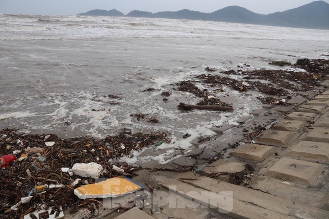 Hàng tấn rác thải trôi dạt, 'bủa vây' bờ biển du lịch nổi tiếng ở Hà Tĩnh - Ảnh 3.