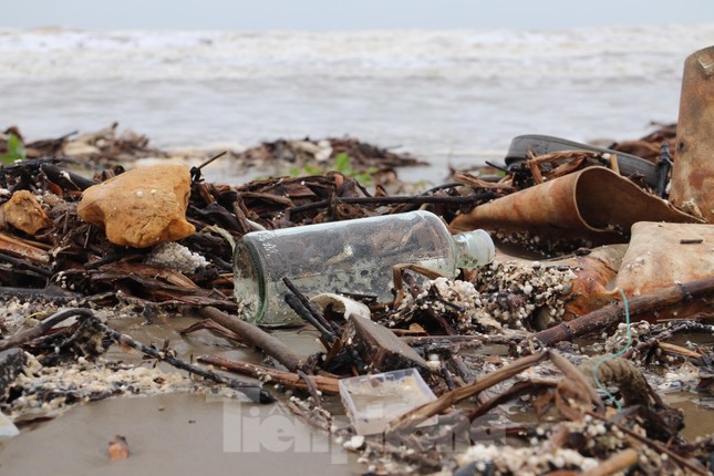 Hàng tấn rác thải trôi dạt, 'bủa vây' bờ biển du lịch nổi tiếng ở Hà Tĩnh - Ảnh 5.