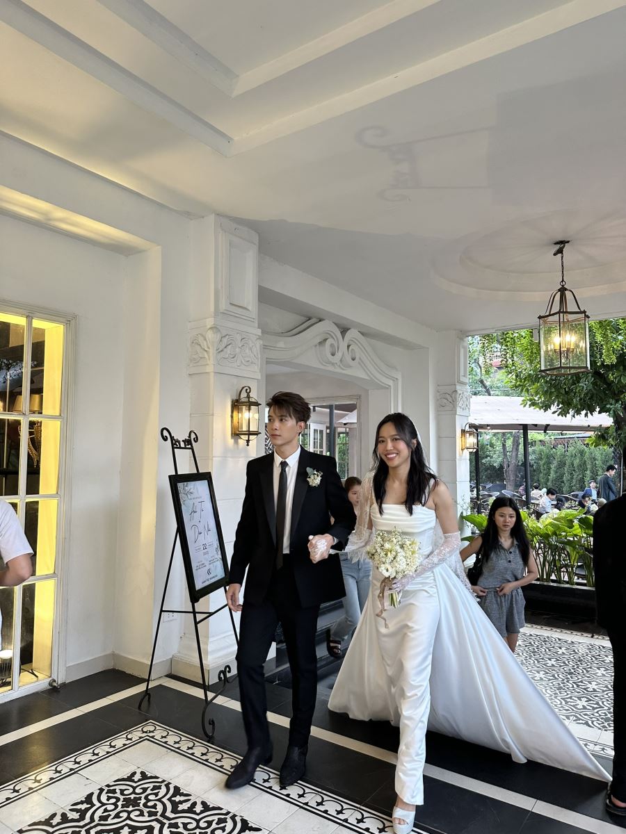 Những khoảnh khắc đáng nhớ và lãng mạn nhất của một đám cưới tại Hà Nội sẽ được ghi lại qua bộ sưu tập ảnh đẹp như mơ. Hãy để mình được mê mẩn với không khí ấm áp và tình yêu đong đầy.