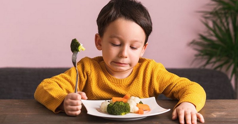 4 thói quen xấu khi ăn của trẻ cần loại bỏ - Ảnh 2.