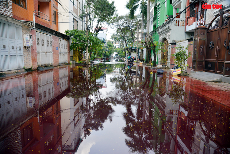 TP Hồ Chí Minh: Xuất hiện màu nước lạ bất thường sau mưa lớn - Ảnh 2.