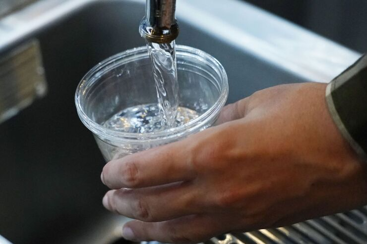 Mỹ khủng hoảng nước: Người dân phải chấp nhận uống nước thải tái chế - Ảnh 3.