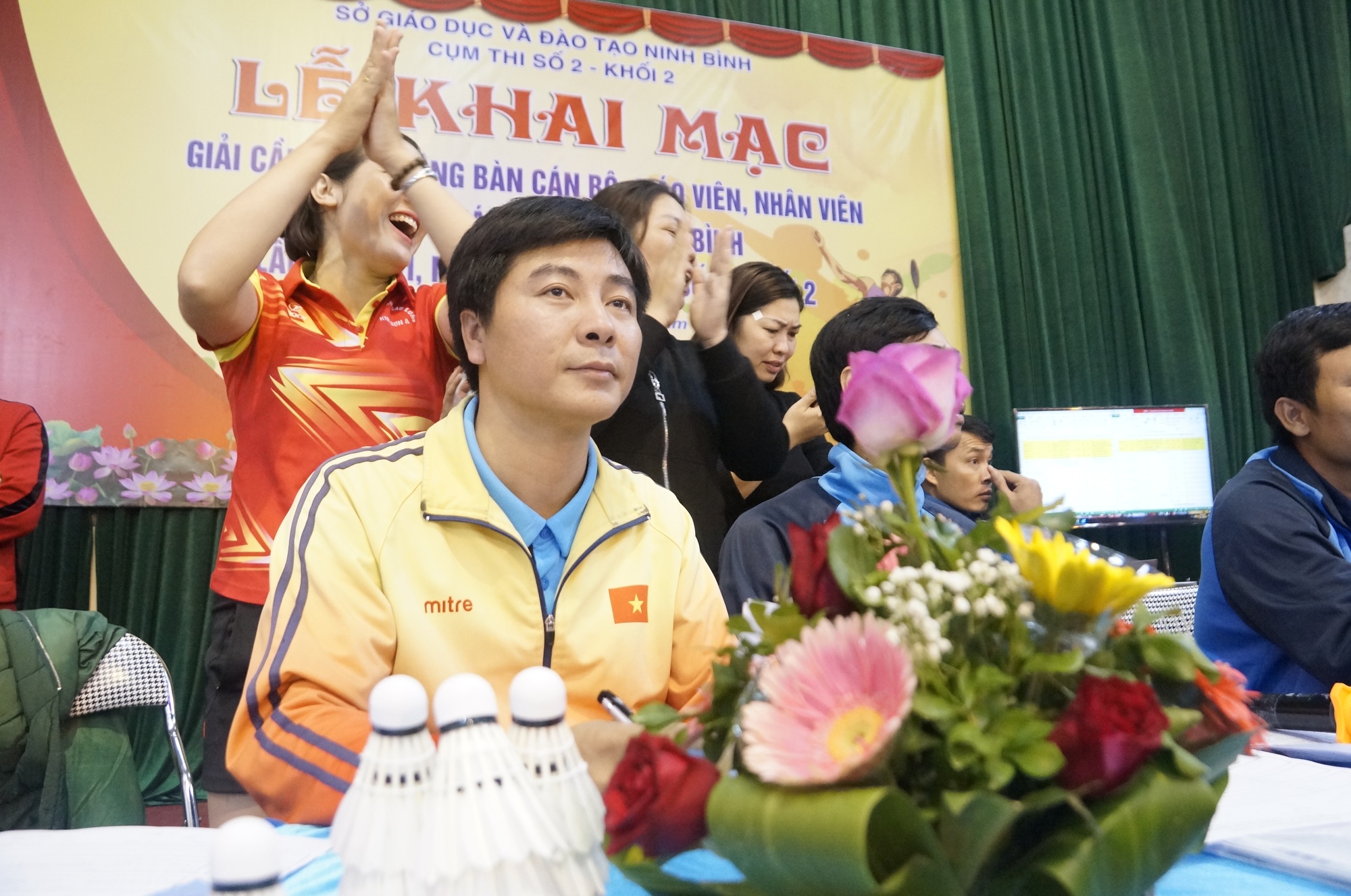 Học sinh cuồng nhiệt cổ vũ thầy cô trong ngày hội thao ở Ninh Bình - Ảnh 5.