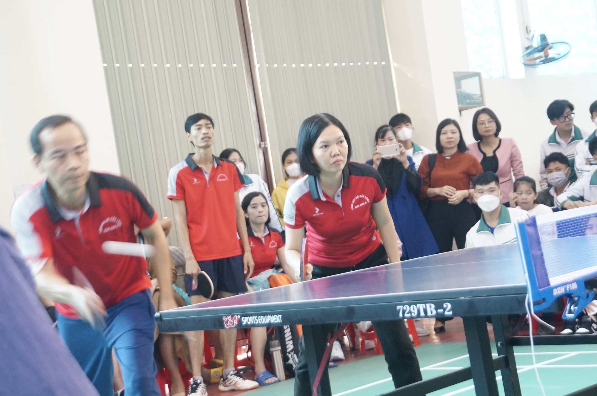 Học sinh cuồng nhiệt cổ vũ thầy cô trong ngày hội thao ở Ninh Bình - Ảnh 11.