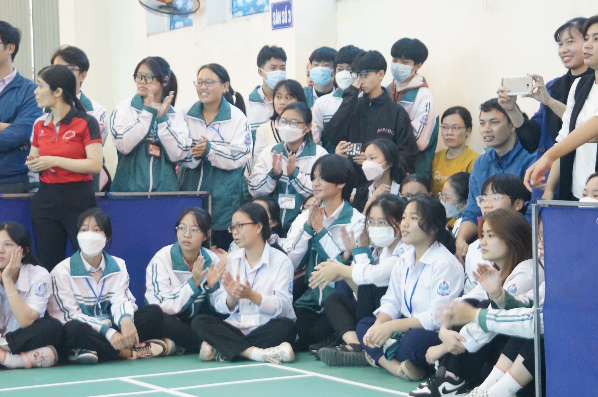 Học sinh cuồng nhiệt cổ vũ thầy cô trong ngày hội thao ở Ninh Bình - Ảnh 3.