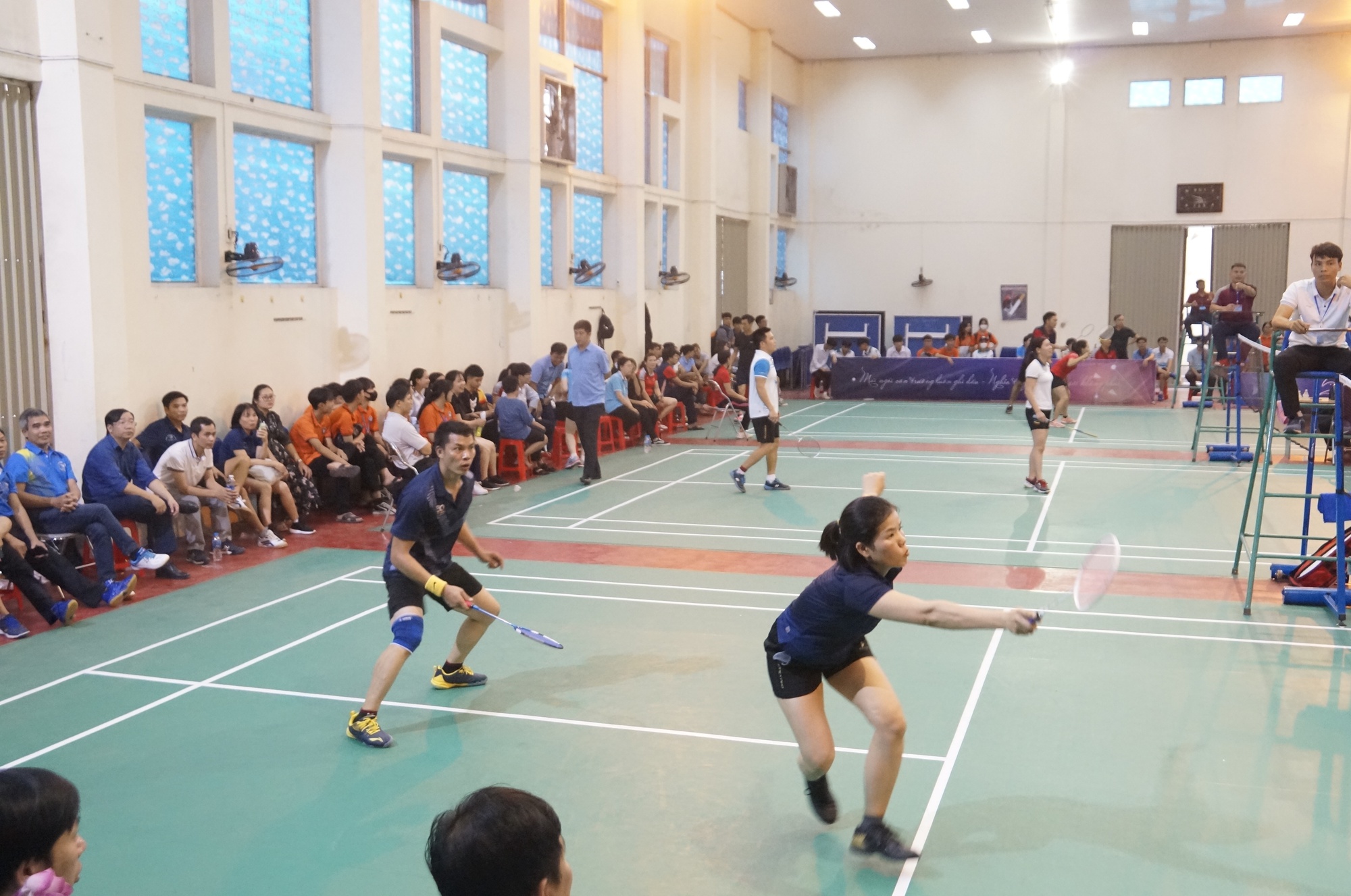 Học sinh cuồng nhiệt cổ vũ thầy cô trong ngày hội thao ở Ninh Bình - Ảnh 12.