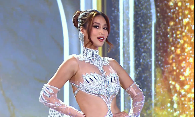 Thiên Ân mặc váy hở bạo ở bán kết Hoa hậu Hòa bình - Ảnh 2.