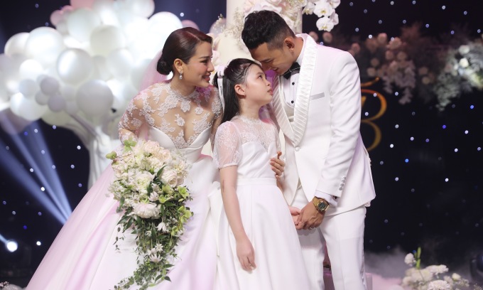 Loạt sao Việt công khai con bất ngờ: Phạm Hương gây bão, 1 người thông báo trong ngày cưới - Ảnh 4. Loạt sao Việt công khai con bất ngờ: Phạm Hương gây bão, 1 người thông báo trong ngày cưới - Ảnh 4.