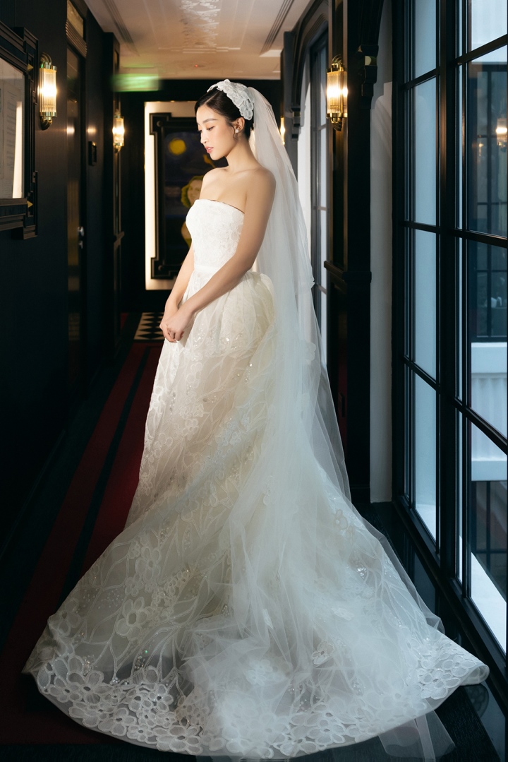 Hoa hậu Đỗ Mỹ Linh bật khóc trong lễ cưới - Ảnh 1.