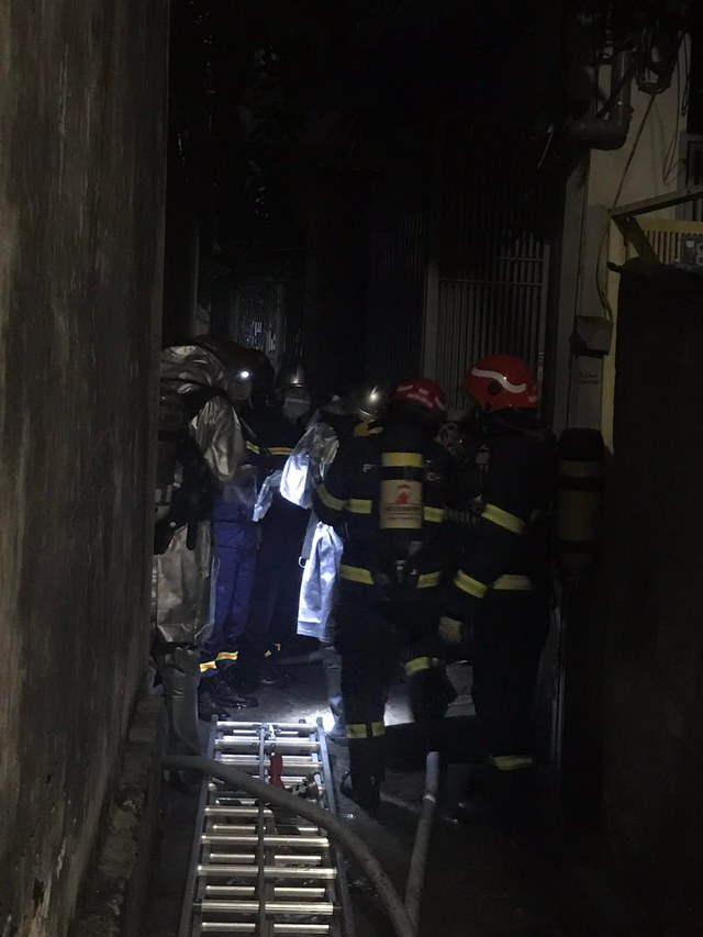 Hà Nội: Cháy nhà trọ ở Cầu Giấy, cảnh sát kịp thời giải cứu 11 người - Ảnh 1.