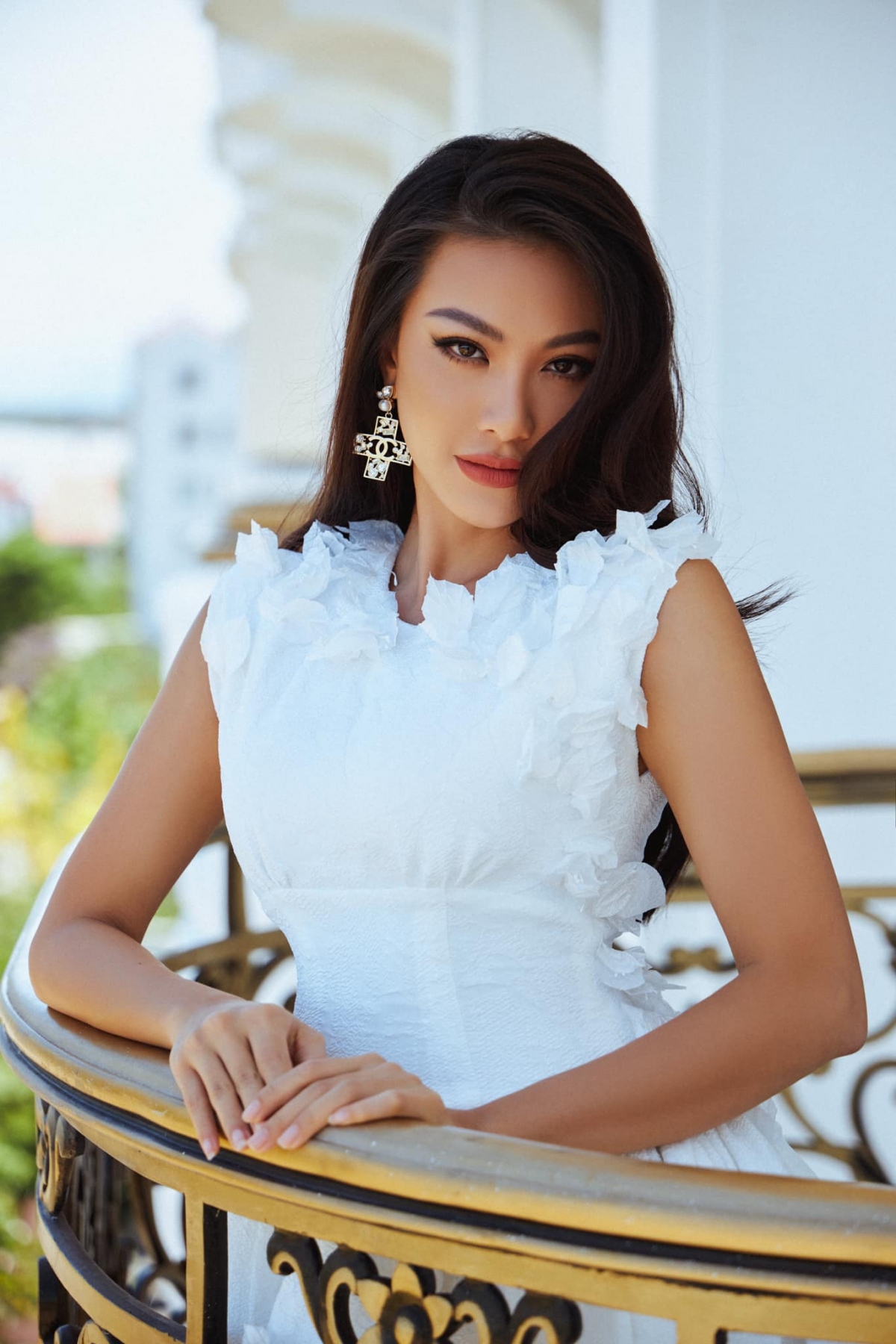 Á hậu Kim Duyên hóa nàng thơ ngọt ngào với sắc trắng bên ban công nhà - Ảnh 1.