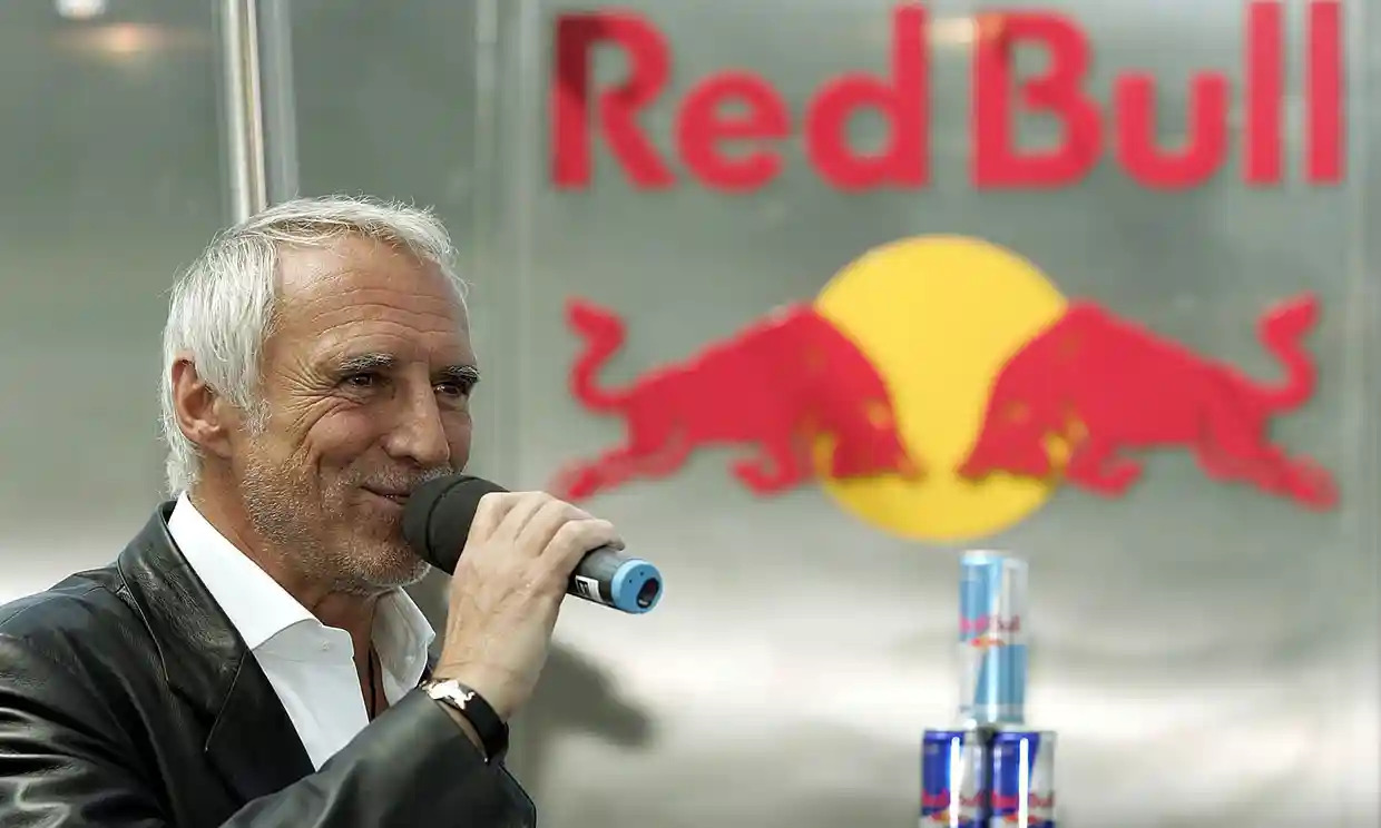 Tỉ ph&uacute; Dietrich Mateschitz, đồng s&aacute;ng lập h&atilde;ng nước tăng lực Red Bull, qua đời - Ảnh 1.
