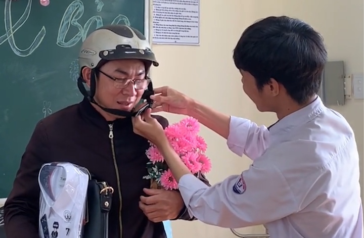 Bật cười trước m&oacute;n qu&agrave; học tr&ograve; tặng thầy gi&aacute;o v&agrave;o ng&agrave;y sinh nhật - Ảnh 1.