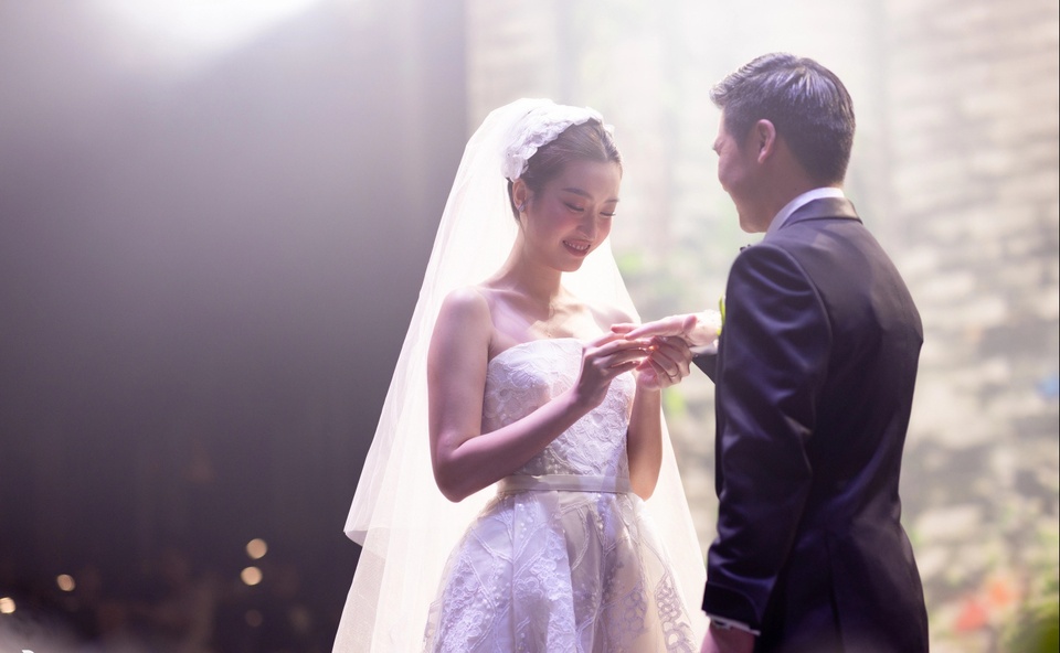 Toàn cảnh hôn lễ Hoa hậu Đỗ Mỹ Linh và chồng doanh nhân: Dàn mỹ nhân đổ bộ, Lương Thuỳ Linh bắt được hoa cưới - Ảnh 11.
