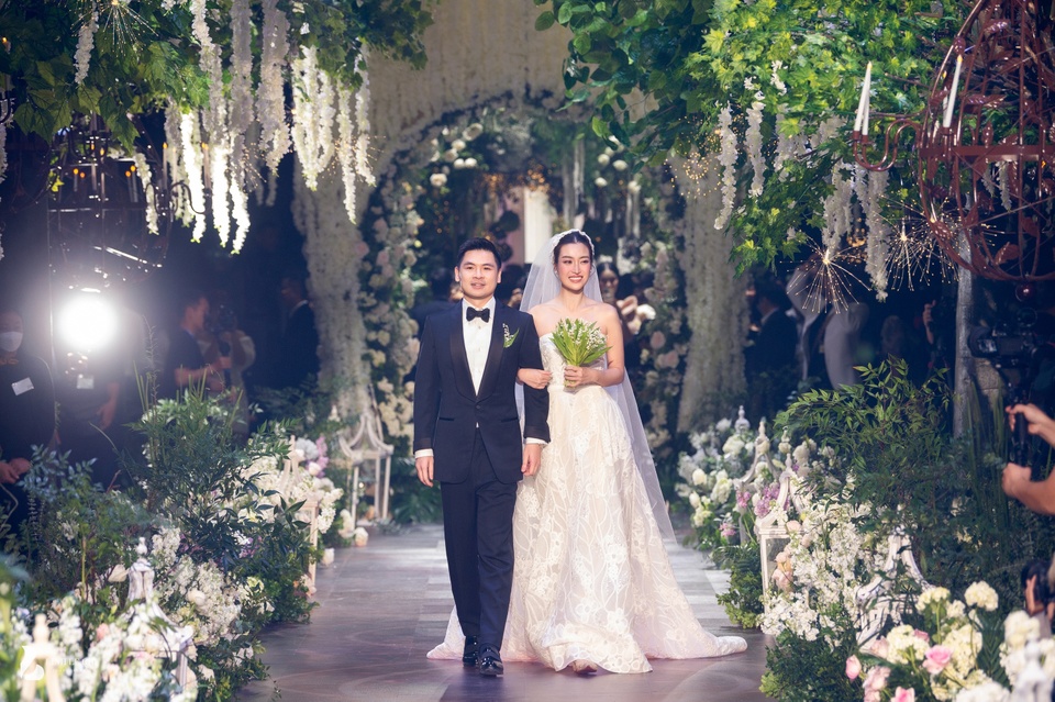 Toàn cảnh hôn lễ Hoa hậu Đỗ Mỹ Linh và chồng doanh nhân: Dàn mỹ nhân đổ bộ, Lương Thuỳ Linh bắt được hoa cưới - Ảnh 10.