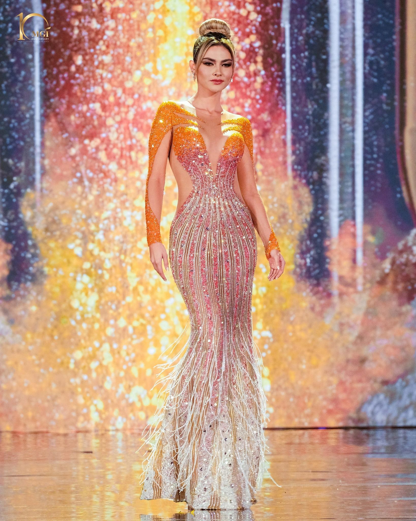 Váy dạ hội gợi cảm ở bán kết Hoa hậu Hòa bình - Ảnh 12.