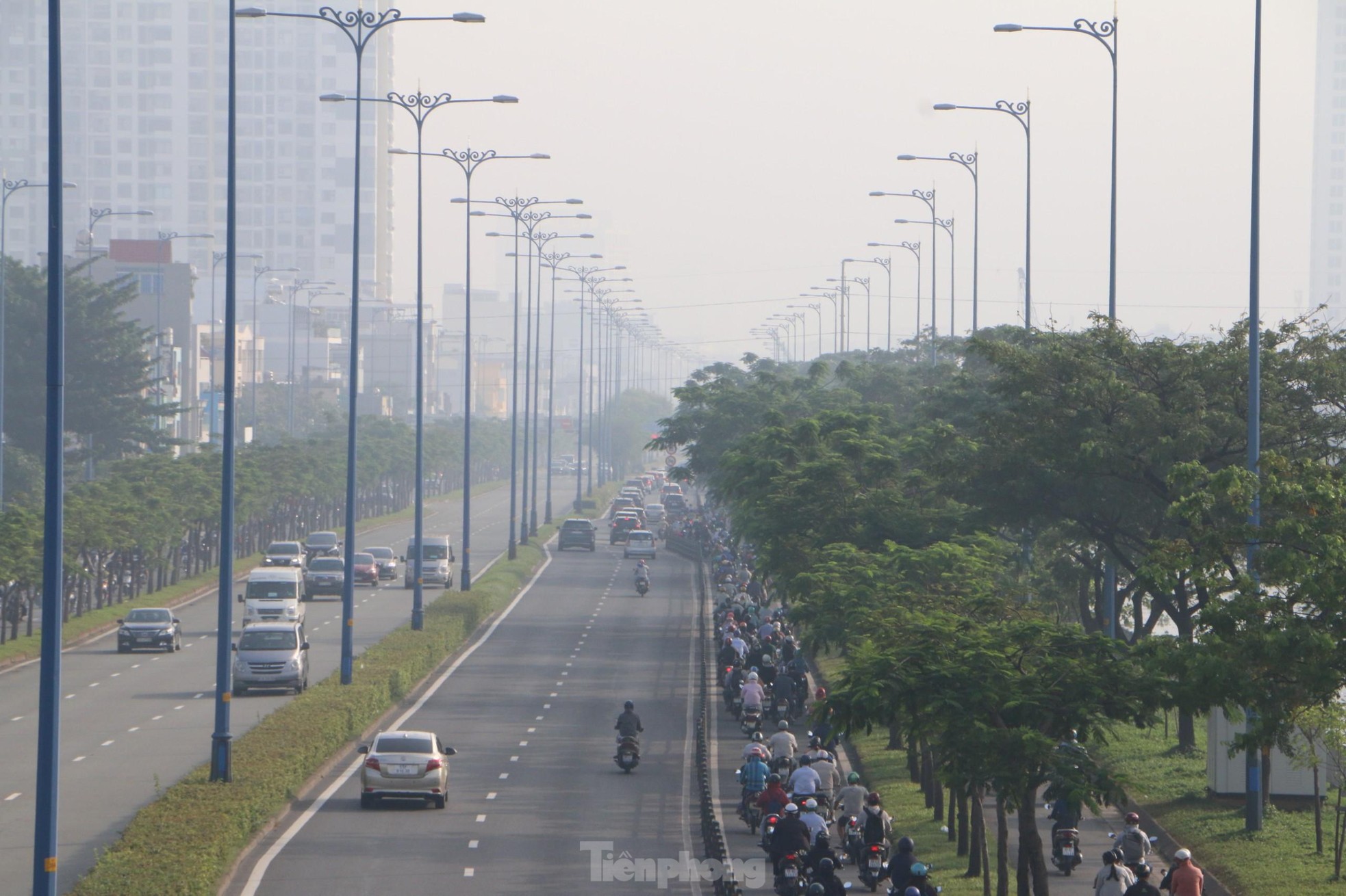 TPHCM chìm trong sương mù, nhiều tòa nhà cao tầng &quot;mất hút&quot; - Ảnh 4.