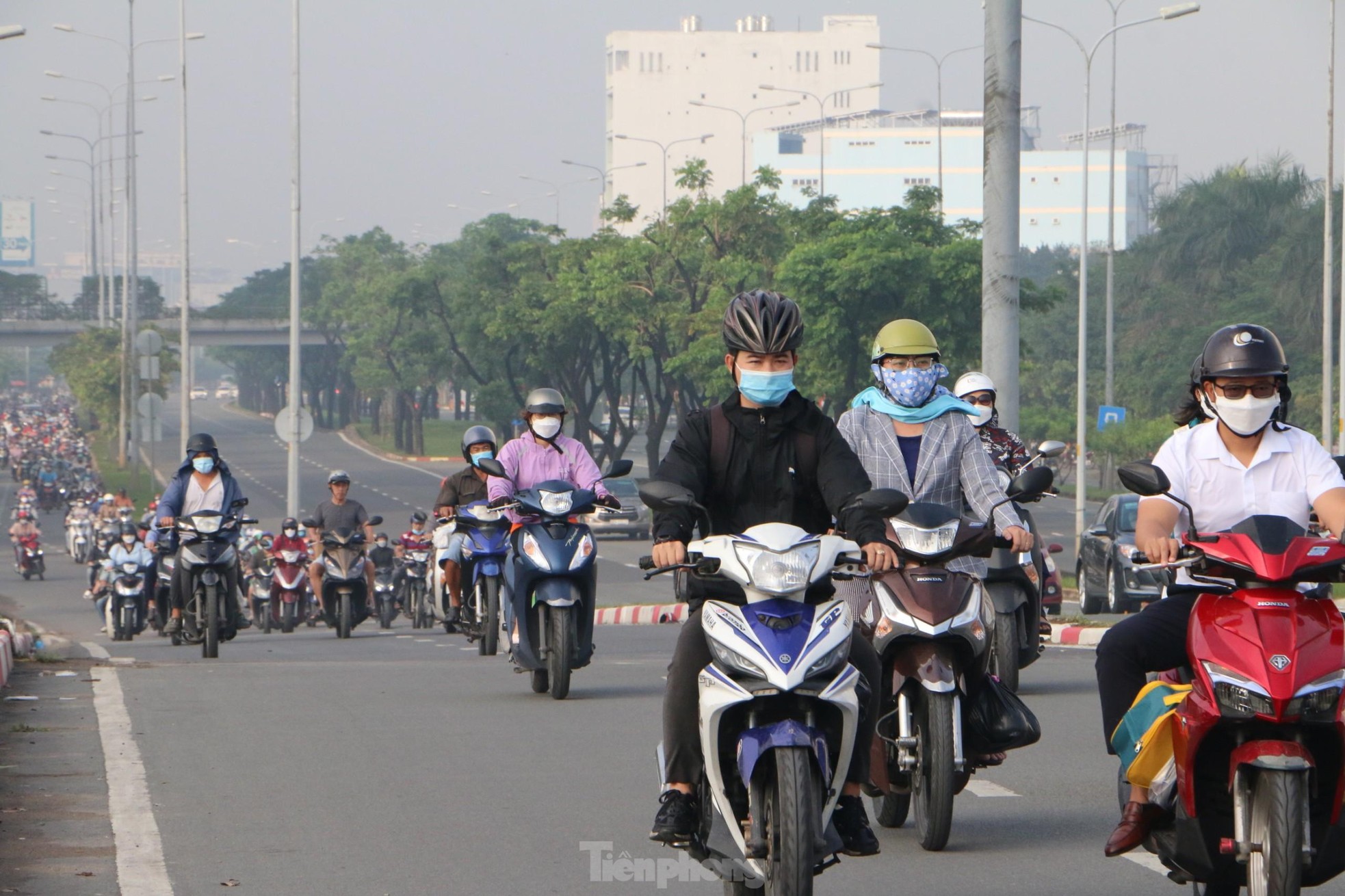 TPHCM chìm trong sương mù, nhiều tòa nhà cao tầng &quot;mất hút&quot; - Ảnh 2.