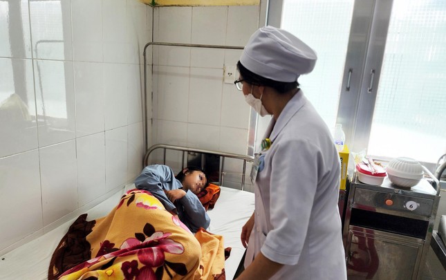 Bị đánh hội đồng, một nữ sinh lớp 7 ở Lâm Đồng nhập viện cấp cứu - Ảnh 1.