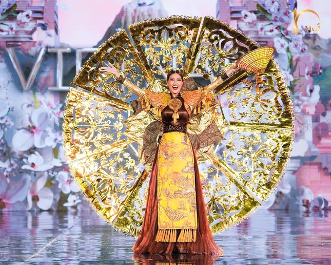 BẢN TIN HOA HẬU 25/10: Váy dạ hội của Thiên Ân ở chung kết Hoa hậu Hòa bình - Ảnh 2.