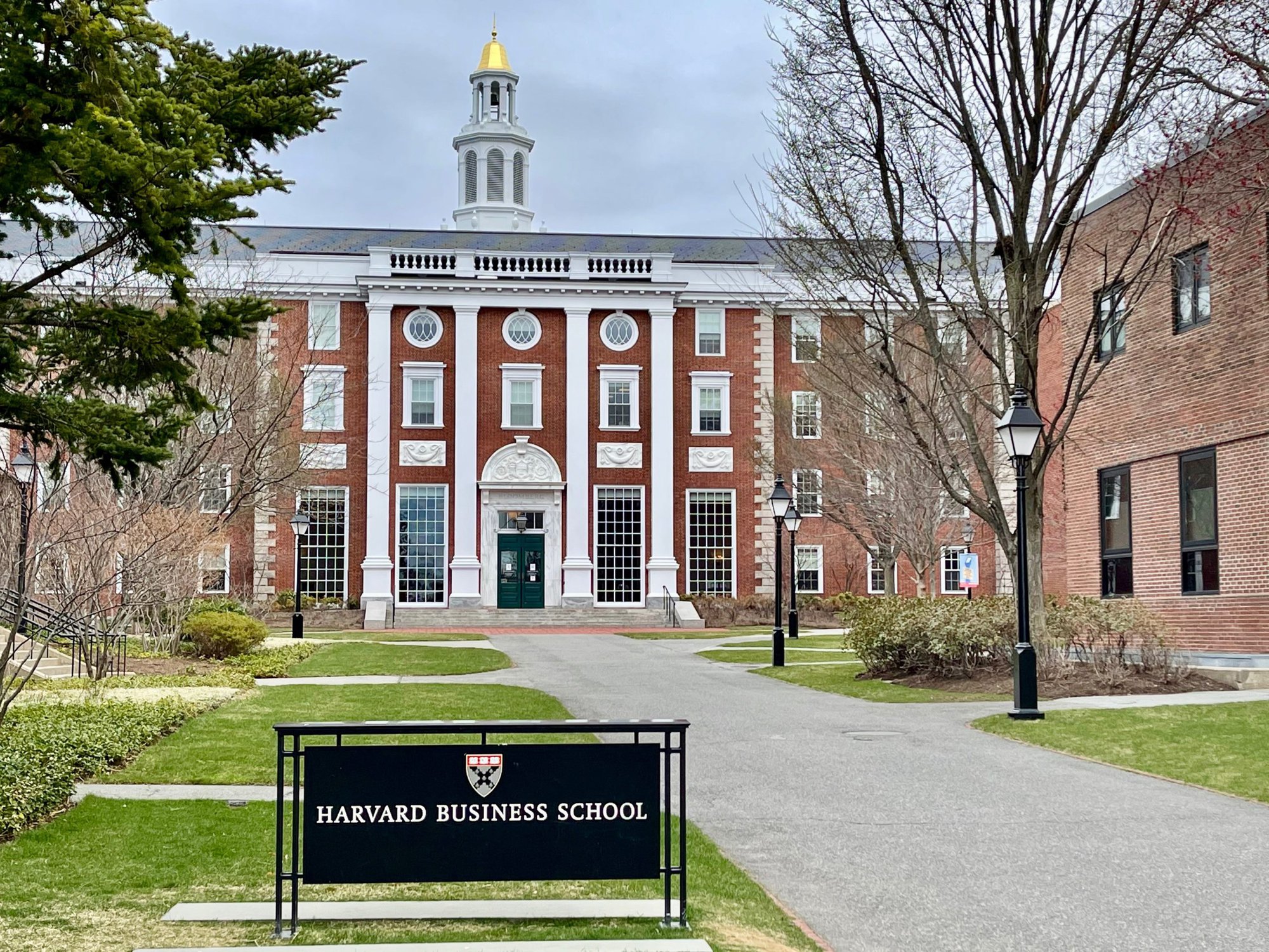 Bất ngờ trường Harvard và nhiều đại học kinh doanh hàng đầu &quot;thất thế&quot; vì hai lý do - Ảnh 2.