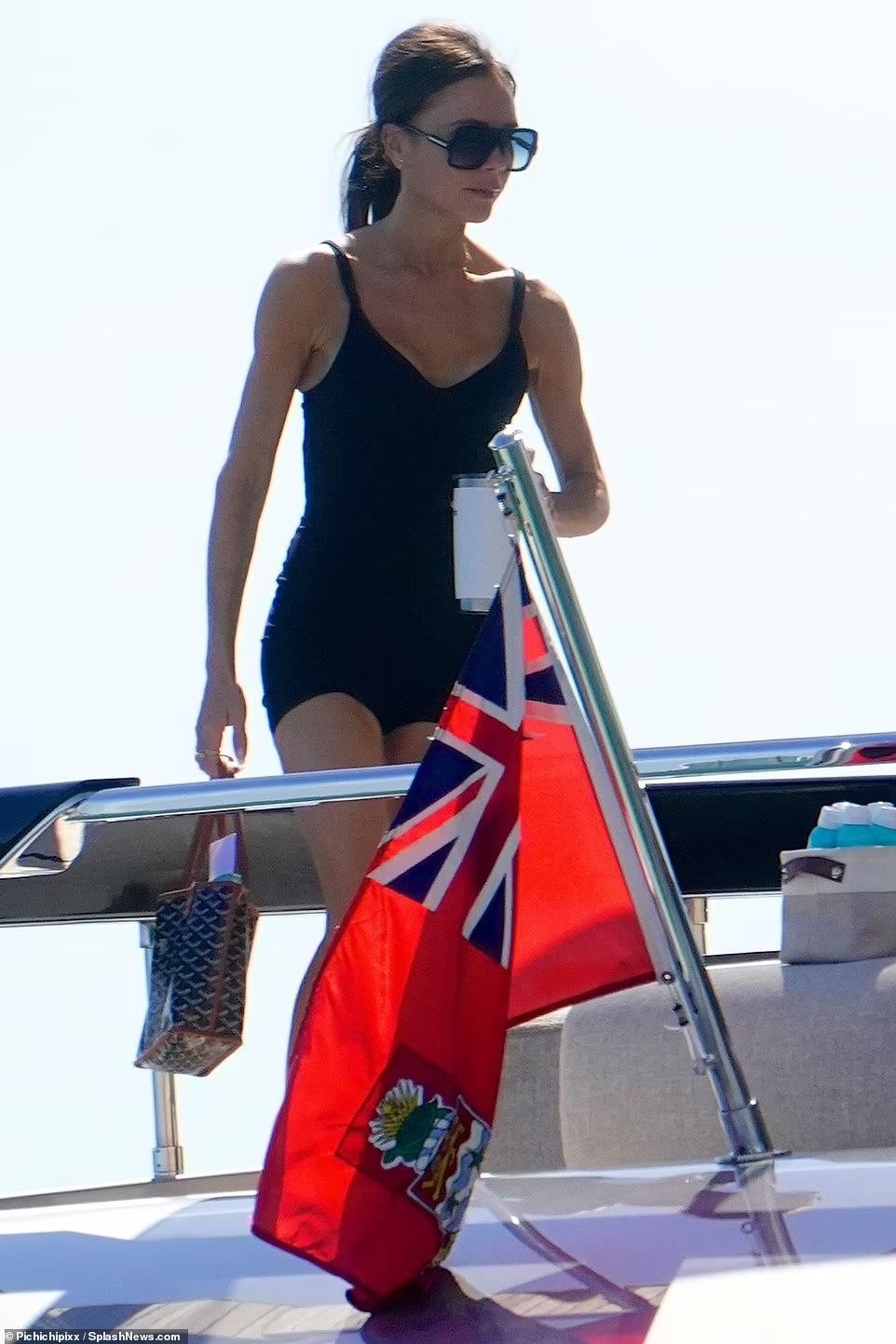 Victoria Beckham bị chê như suy dinh dưỡng khi mặc đồ sexy - Ảnh 2.