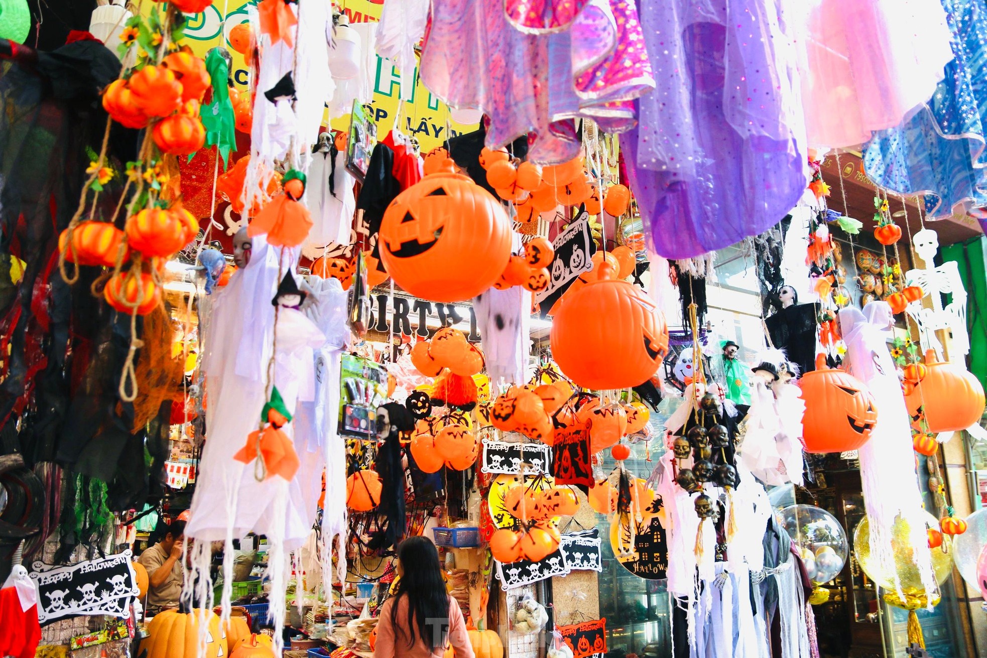 Phố Hàng Mã tràn ngập đồ chơi kinh dị trước ngày lễ Halloween - Ảnh 12.
