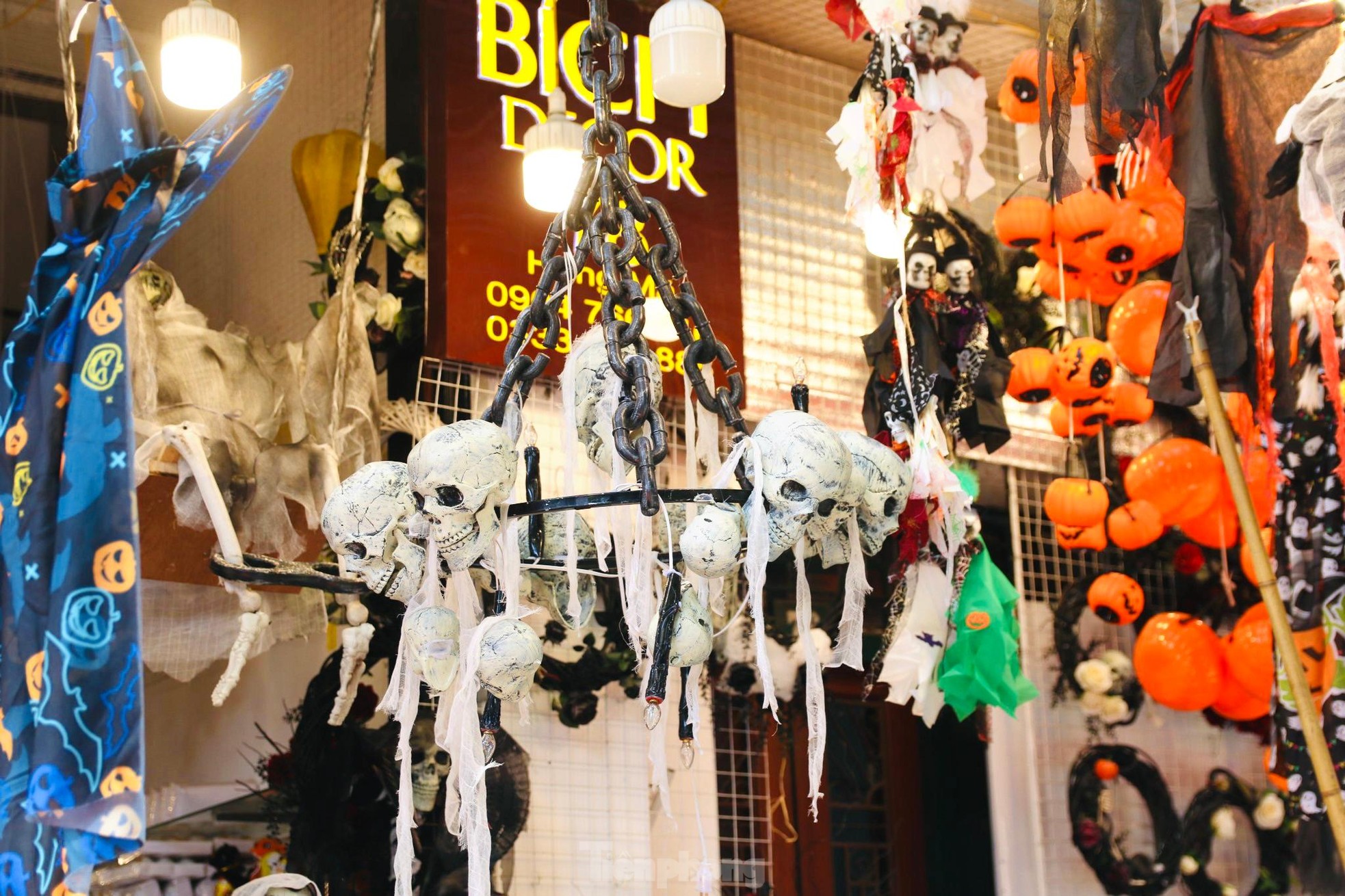 Phố Hàng Mã tràn ngập đồ chơi kinh dị trước ngày lễ Halloween - Ảnh 5.