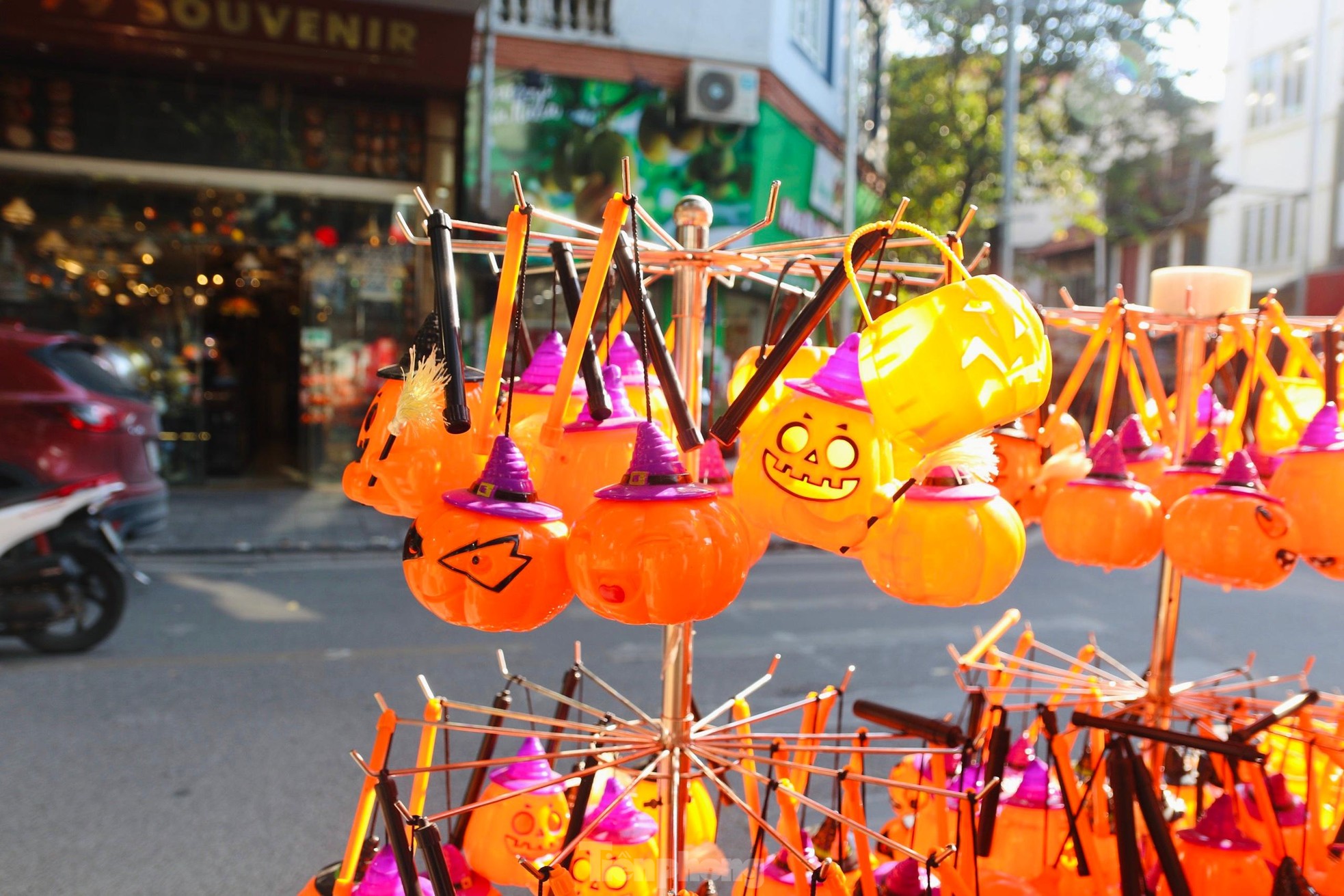 Phố Hàng Mã tràn ngập đồ chơi kinh dị trước ngày lễ Halloween - Ảnh 11.