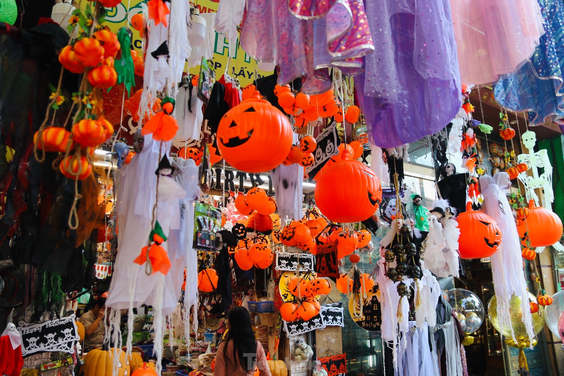Phố Hàng Mã tràn ngập đồ chơi kinh dị trước ngày lễ Halloween - Ảnh 8.