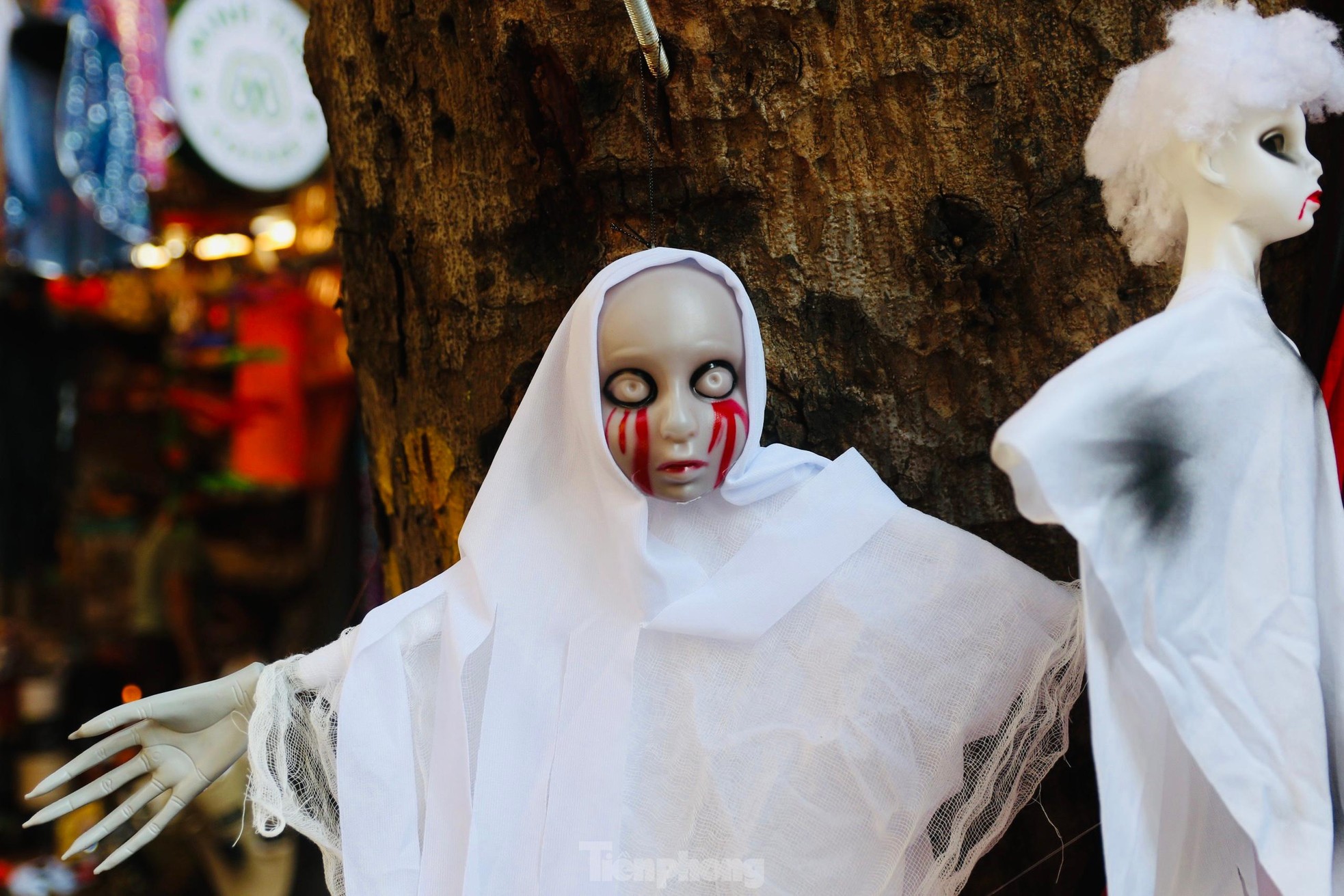 Phố Hàng Mã tràn ngập đồ chơi kinh dị trước ngày lễ Halloween - Ảnh 3.