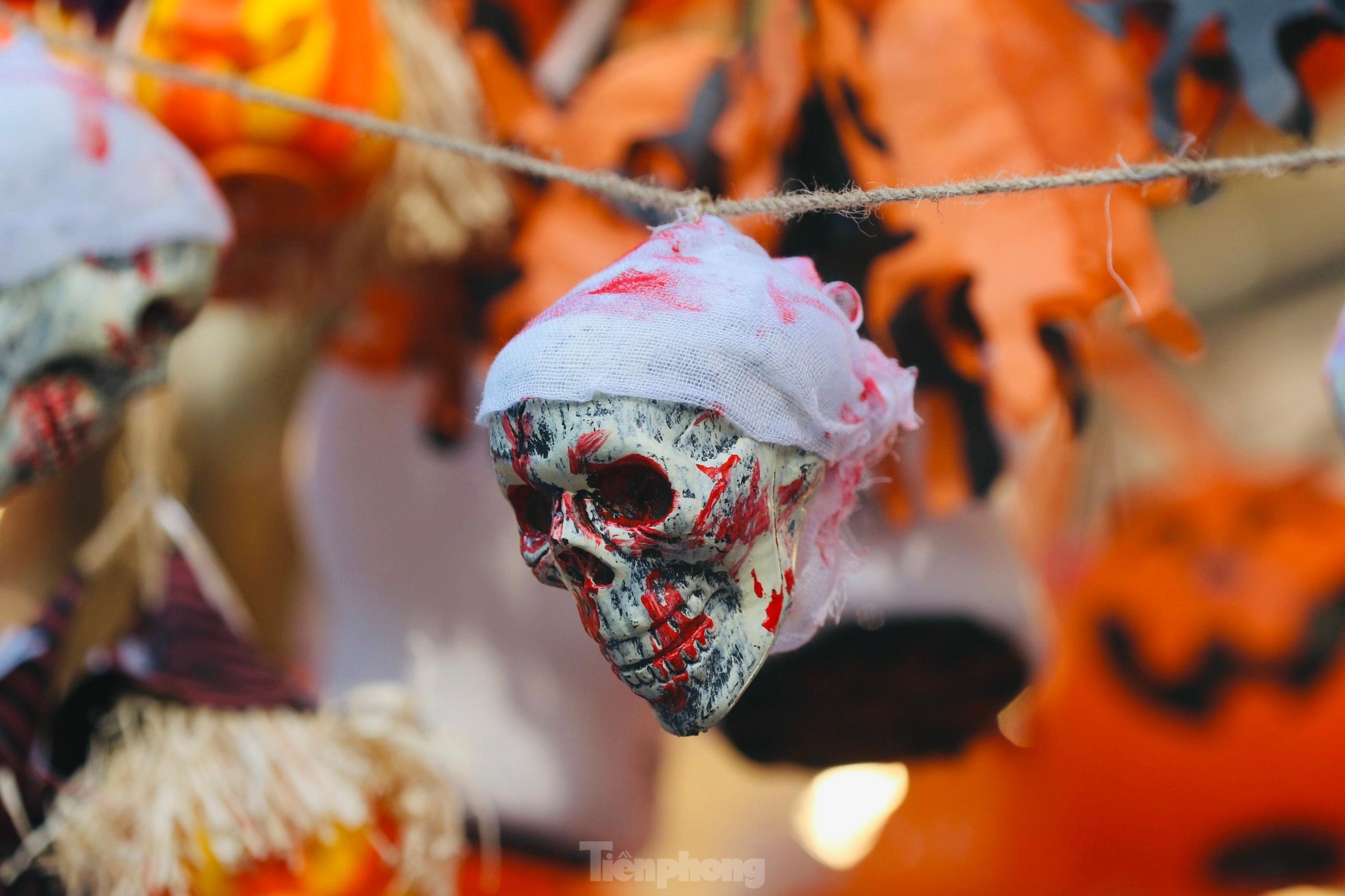 Phố Hàng Mã tràn ngập đồ chơi kinh dị trước ngày lễ Halloween - Ảnh 10.